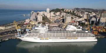 Kroçera “Seven Seas Grandeur” me 728 turistë ndalon në Portin e Durrësit