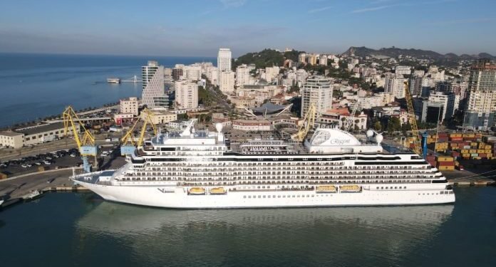 Kroçera “Seven Seas Grandeur” me 728 turistë ndalon në Portin e Durrësit