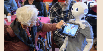 Robotët po kujdesen për njerëzit, e ardhmja e kujdesit social