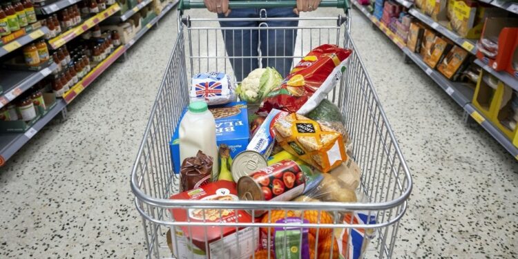 Ushqimi zë 40% të buxhetit të familjeve shqiptare, më e larta në Europë