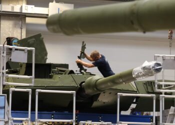 Europa bëhet gati për luftë, kompanitë e prodhimit të armëve “fërkojnë duart”