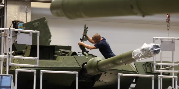 Europa bëhet gati për luftë, kompanitë e prodhimit të armëve “fërkojnë duart”