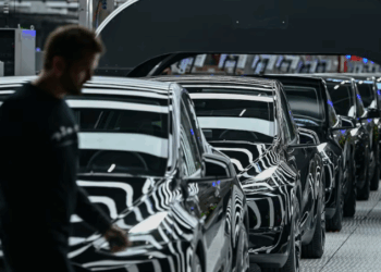 Shitjet në krizë, Tesla prezanton automjetin e ri elektrik