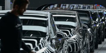 Shitjet në krizë, Tesla prezanton automjetin e ri elektrik