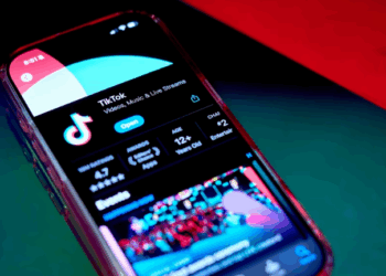 Raporti alarmues: Të miturit ekspozohen ndaj përmbajtjeve pornografike në Tik Tok