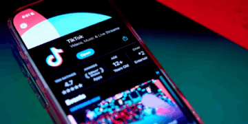 Raporti alarmues: Të miturit ekspozohen ndaj përmbajtjeve pornografike në Tik Tok