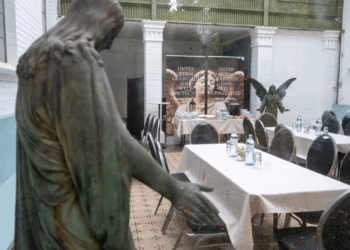 Gjermanët po kërkojnë qetësi pranë të vdekurve, kafenetë në varreza kthehen në trend