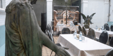 Gjermanët po kërkojnë qetësi pranë të vdekurve, kafenetë në varreza kthehen në trend