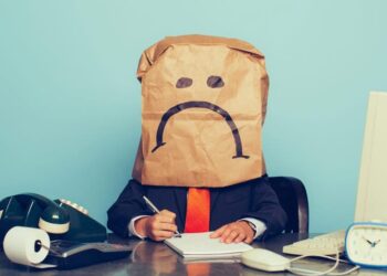 A duhet t’u themi kolegëve të rinj për stafin toksik që do t’i rrethojë apo t’i lemë të përballen vetë?