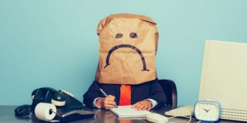 A duhet t’u themi kolegëve të rinj për stafin toksik që do t’i rrethojë apo t’i lemë të përballen vetë?