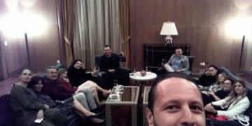 Pse kjo foto e stafit të Ballukut shkaktoi furtunë median shqiptare dhe një pikëpyetje mbi menaxhimin e informacionit në dosjet hetimore