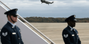 Pako e dyshimtë në bazën ajrore ku qëndron avioni i Presidentit të SHBA, sëmuren personat që e hapën