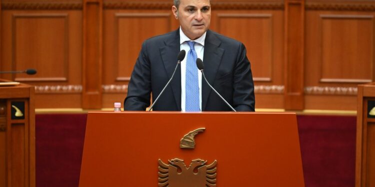 Kuvendi i tërheq vëmendjen BSH-së për ndërhyrjet në kursin e këmbimit: Qeveria të ndalojë zhvatjen e qytetarëve nga grabitqarët e kredive!