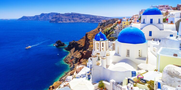 Greqia u sheh hajrin tarifave shtesë ndaj turistëve, 300 milionë euro të ardhura deri në gusht