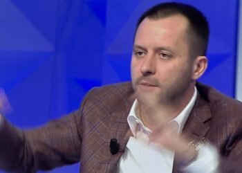 Valon Ademi quan Behgjet Pacollin mashtrues ordiner: Qau në makinë! Hapet kapaku i pusetës në Aeroportin e Vlorës