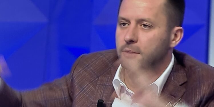 Valon Ademi quan Behgjet Pacollin mashtrues ordiner: Qau në makinë! Hapet kapaku i pusetës në Aeroportin e Vlorës