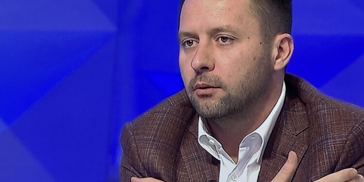 Trondit Valon Ademi: Behgjet Pacolli e shiti Aeroportin e Vlorës te një kompani Offshore: Kush fshihet pas Compartment Bernina?