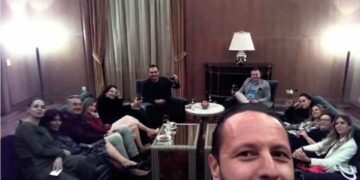 “Ç’punë ka kjo foto në duart e Gaz Bardhit?!” Manjani akuzon SPAK për rrjedhje të qëllimshme të provave pas publikimit të fotos së Ervis Berberit