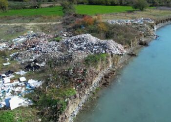 Anës lumenjve: Ndotje masive nga landfillet klandestine të mbetjeve