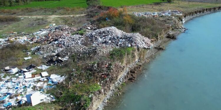 Anës lumenjve: Ndotje masive nga landfillet klandestine të mbetjeve