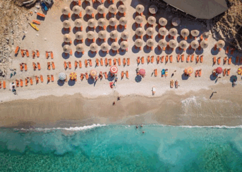 “Daily Mail”: Britanikët po zgjedhin Shqipërinë në vend të Spanjës për pushime