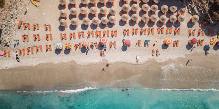 “Daily Mail”: Britanikët po zgjedhin Shqipërinë në vend të Spanjës për pushime