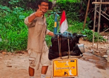 Udhëtoi 1 vit e 3 muaj me biçikletë për t’i propozuar vajzës që dashuronte, indonezianët nuk pranojnë shqiptarin për dhëndër