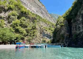 “Express”: Shqipëria, “Tajlanda e Evropës”, një parajsë tropikale vetëm pak orë larg Britanisë