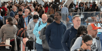 Kaos në aeroportet amerikane pas anulimit të fluturimeve, efektet ndihen edhe në Europë