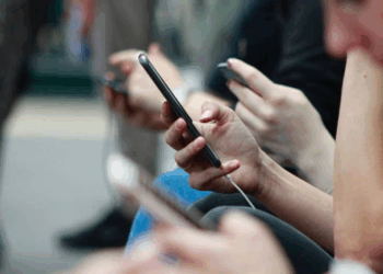 Një tjetër shtet europian do të ndalojë rrjetet sociale për moshën nën 15 vjeç