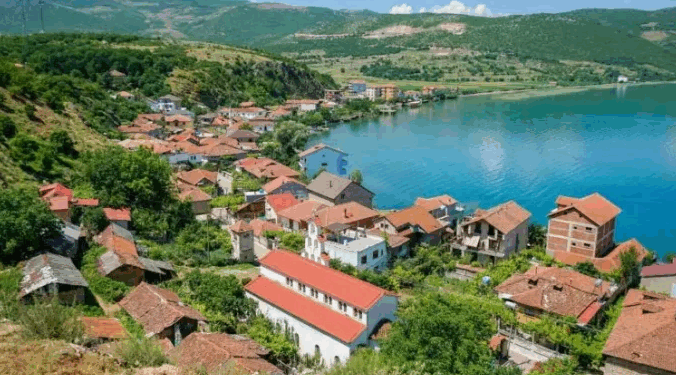 “Travel Off Path”: Vizitoni Linin, fshatin më të vjetër liqenor në Evropë