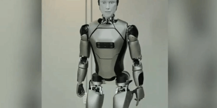 VIDEO/ Rusia e prezanton si krenari, roboti rrëzohet para syve të publikut