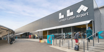 5 pasagjerë humbin ndjenjat gjatë fluturimit Londër-Tiranë, avioni kthehet mbrapsht