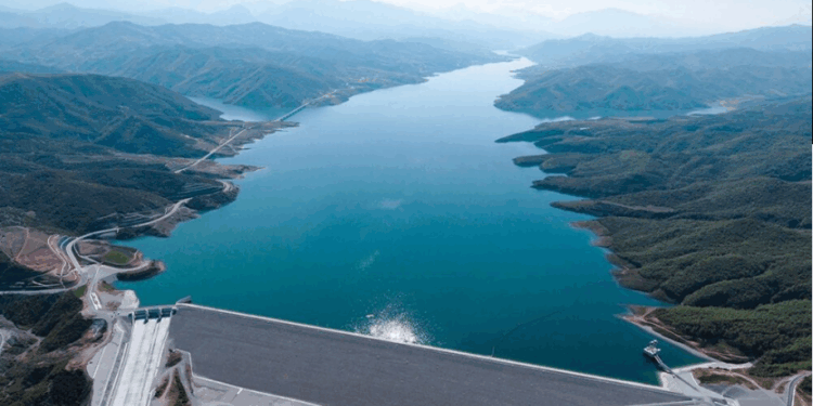 Kontrastet e energjisë, shteti humb, privati fiton, fillon të “ngrohë” biznesi i diellit