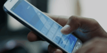 Shqiptaret dërgojnë më pak SMS dhe konsumojnë më shumë internet