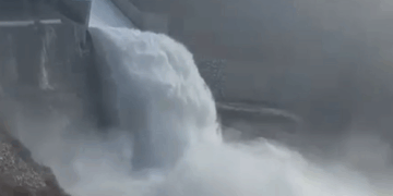 Rriten prurjet e lumit Devoll, HEC-i i Moglicës hap portën e shkarkimit