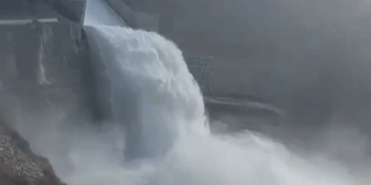 Rriten prurjet e lumit Devoll, HEC-i i Moglicës hap portën e shkarkimit