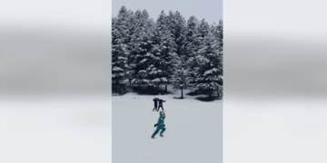 Vizitorët shijojnë “magjinë” e borës në Razëm