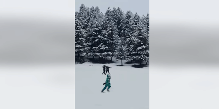 Vizitorët shijojnë “magjinë” e borës në Razëm