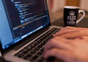 Shqipëria ka talente të Teknologjisë së Informacionit, por sfidë për t’i mbajtur, vajzat ende pakicë në profesionet teknike