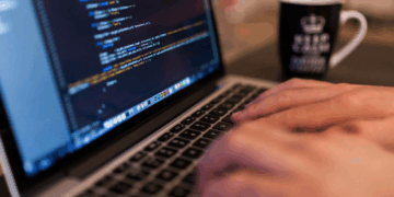 Shqipëria ka talente të Teknologjisë së Informacionit, por sfidë për t’i mbajtur, vajzat ende pakicë në profesionet teknike