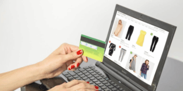 Shqiptarët thyejnë rekord, shpenzuan 700 miliardë lekë blerje dhe pagesa online