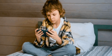 Mjekët ngrenë alarmin: Pajisjet smart po ndryshojnë trurin e fëmijëve