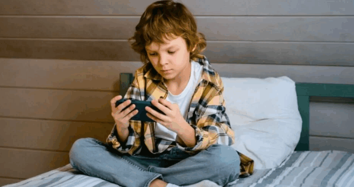 Mjekët ngrenë alarmin: Pajisjet smart po ndryshojnë trurin e fëmijëve