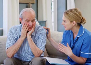 Të moshuarit që dëgjojnë muzikë kanë rrezik më të ulët për demencë