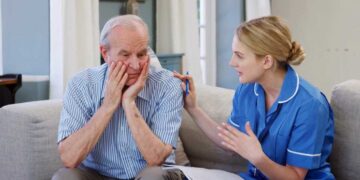 Të moshuarit që dëgjojnë muzikë kanë rrezik më të ulët për demencë