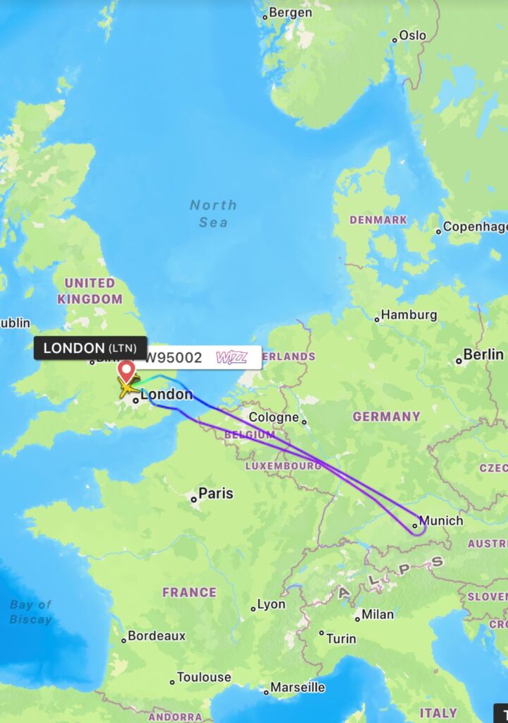 Pamje nga FlightRadar mbi itinerarin e avionit te Wiz Air Luton-Tirane. Sic shihet, avioni eshte kthyer pas mbi Munich
