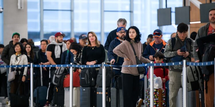 “Vishuni mirë!” Vijnë rregullat e reja për pasagjerët e fluturimeve në SHBA