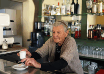 Baristja 101-vjeçare, historia e jashtëzakonshme e të moshuarës që nuk i ndahet punës