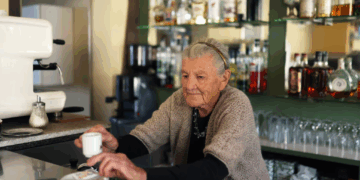 Baristja 101-vjeçare, historia e jashtëzakonshme e të moshuarës që nuk i ndahet punës